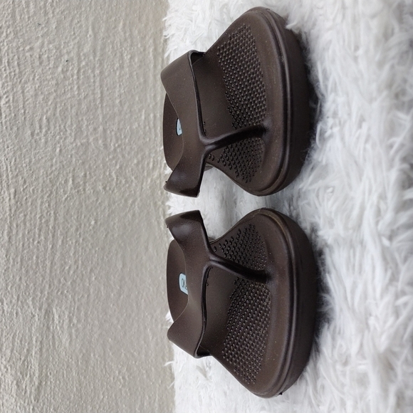 OKA b. Elle Brown PVC Rubber Round Toe Thong Slip On Flat Flop Sandal Shoe - Picture 3 of 13